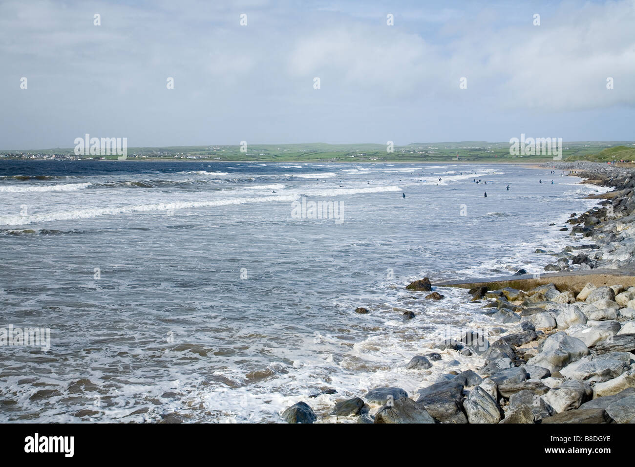 Fotografia di surfisti a Lahinch, Irlanda. Foto Stock