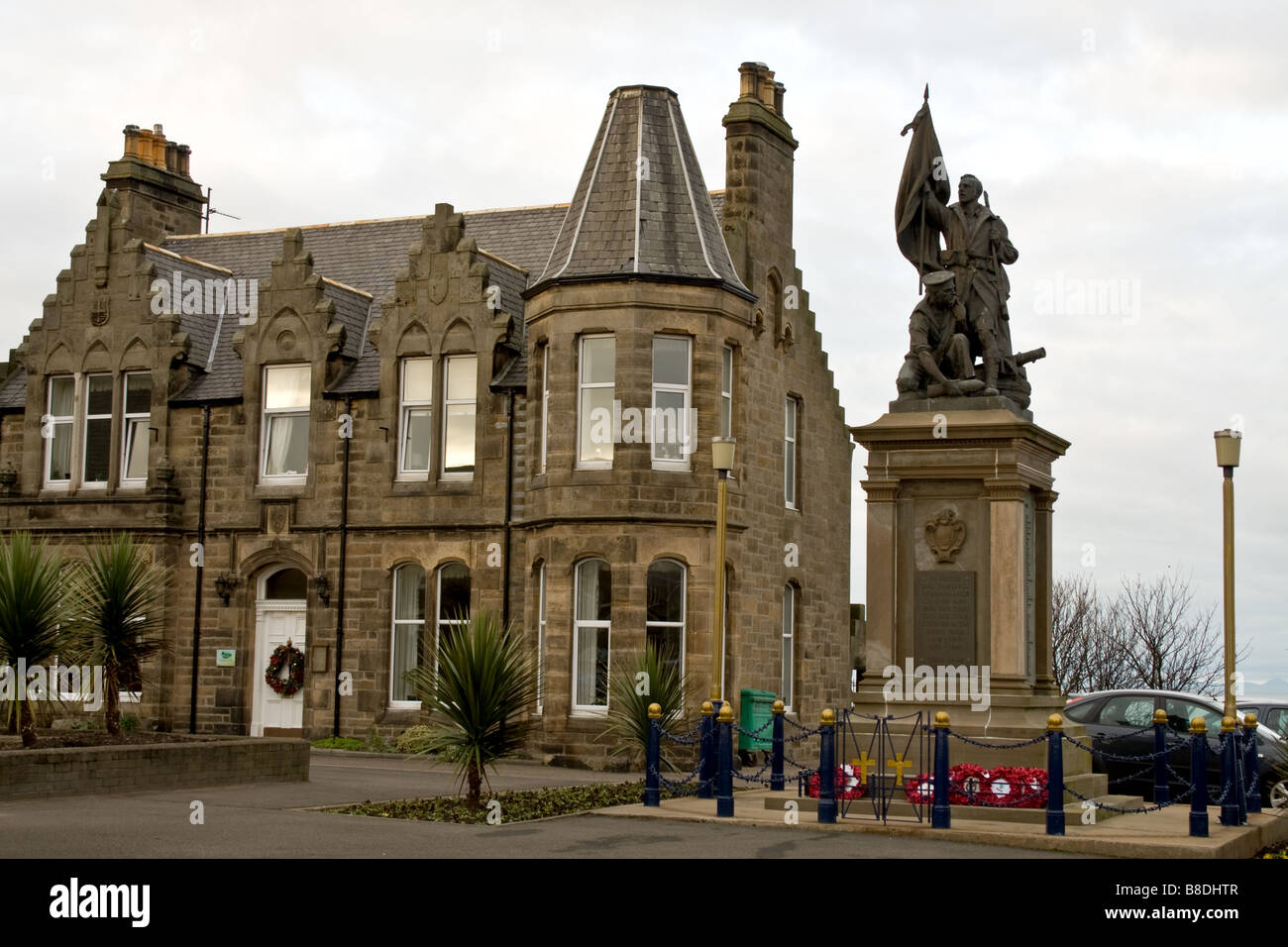 World War Memorial davanti a una casa di pietra in villaggio di Buckie, Scozia Foto Stock