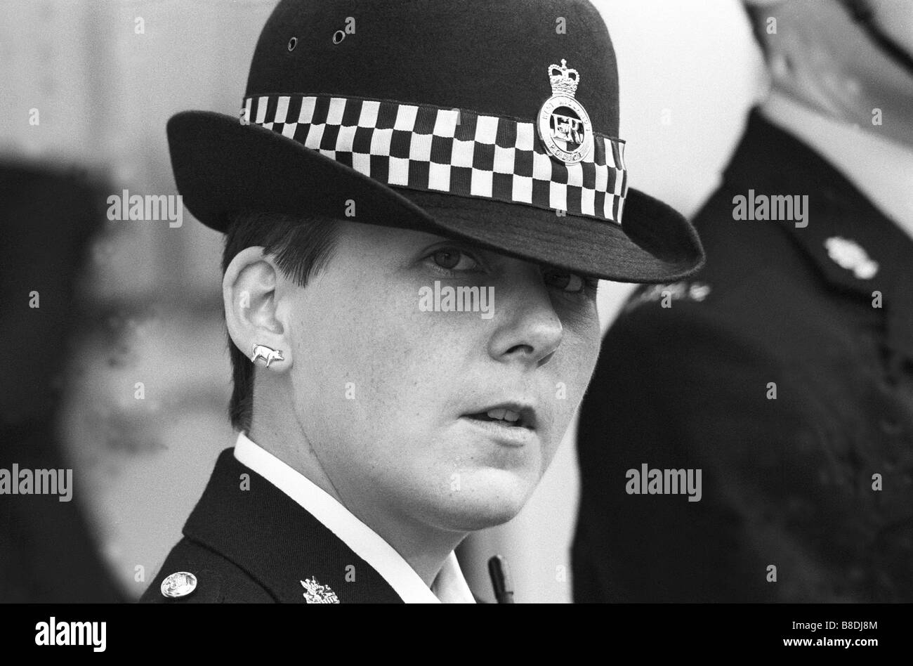 West Midlands polizia donna che indossa un orecchino di un suino nel 1989 England Regno Unito Foto Stock