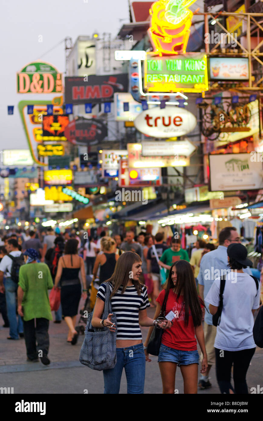 Ragazze che vanno per una notte fuori lungo il Khao San Road a Bangkok in Tailandia Foto Stock