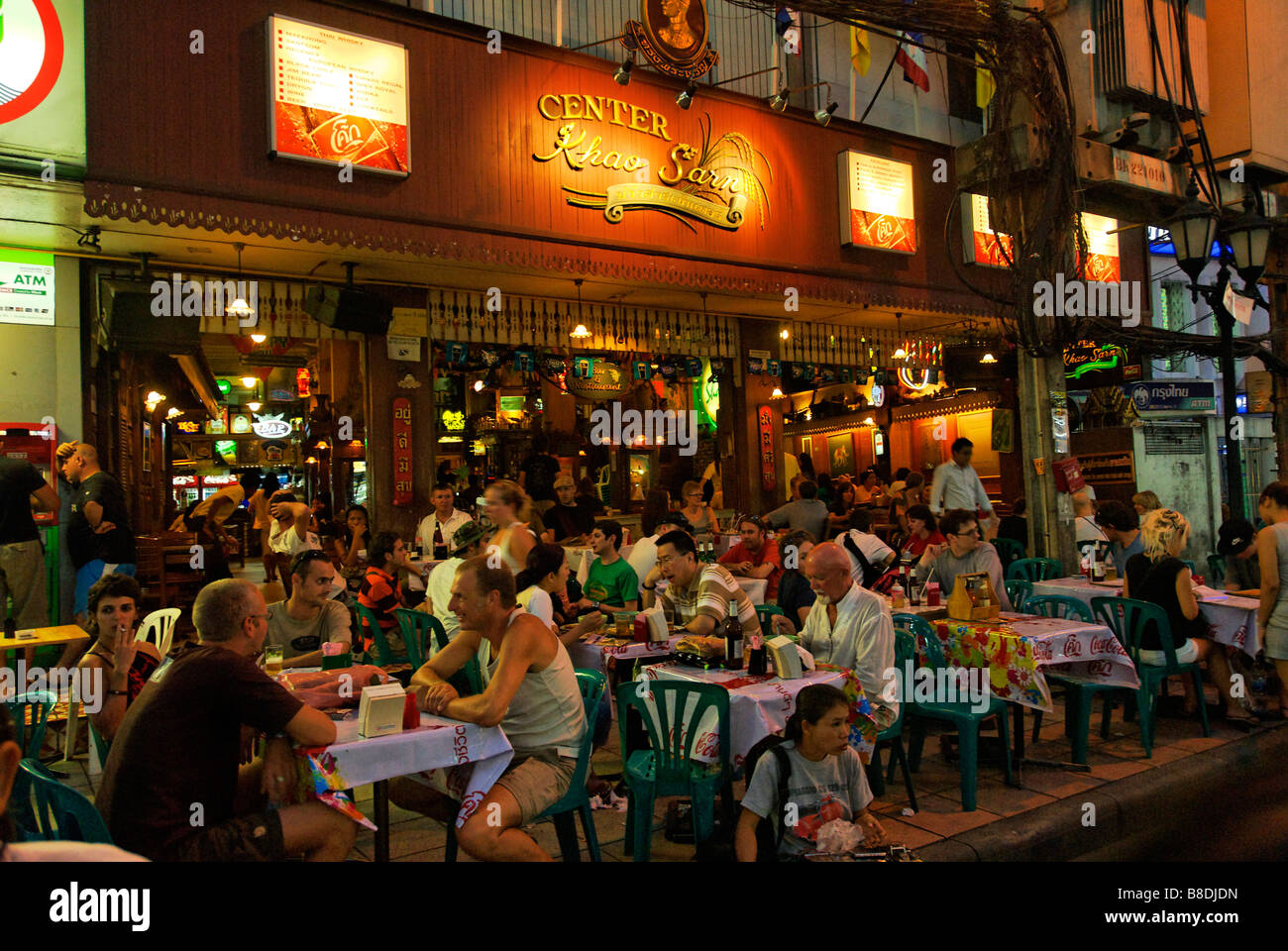 Bar turistico lungo il Khao San Road a Bangkok in Tailandia Foto Stock