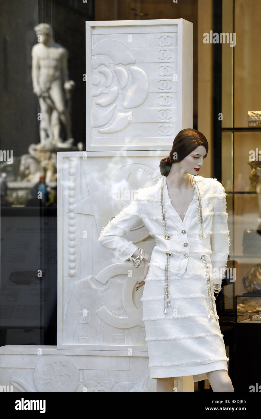Chanel vetrina, con riflessione della Fontana di Nettuno, Piazza della Signoria, Firenze, Toscana, Italia Foto Stock