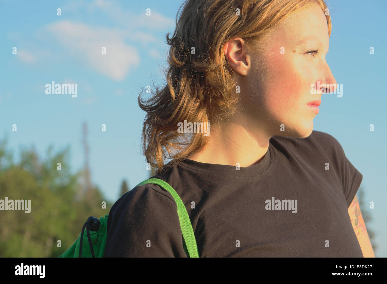 Donna con la canapa sacchetta a Lakeside, Clear Lake, Equitazione Mountain National Park, Manitoba, Canada Foto Stock