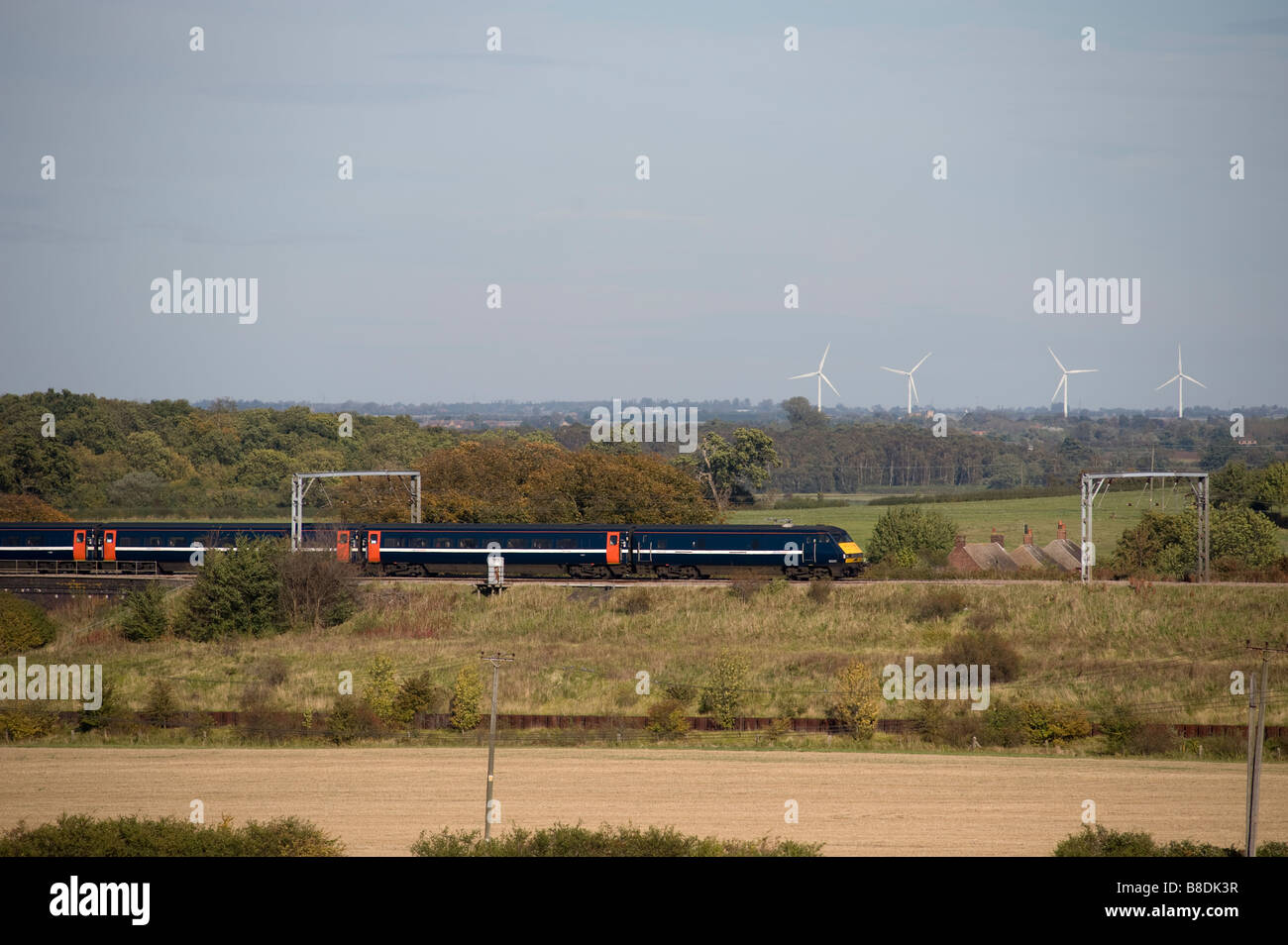 La National Express 225 treno ad alta velocità che viaggiano attraverso la campagna inglese e sulla east coast main line Inghilterra Foto Stock