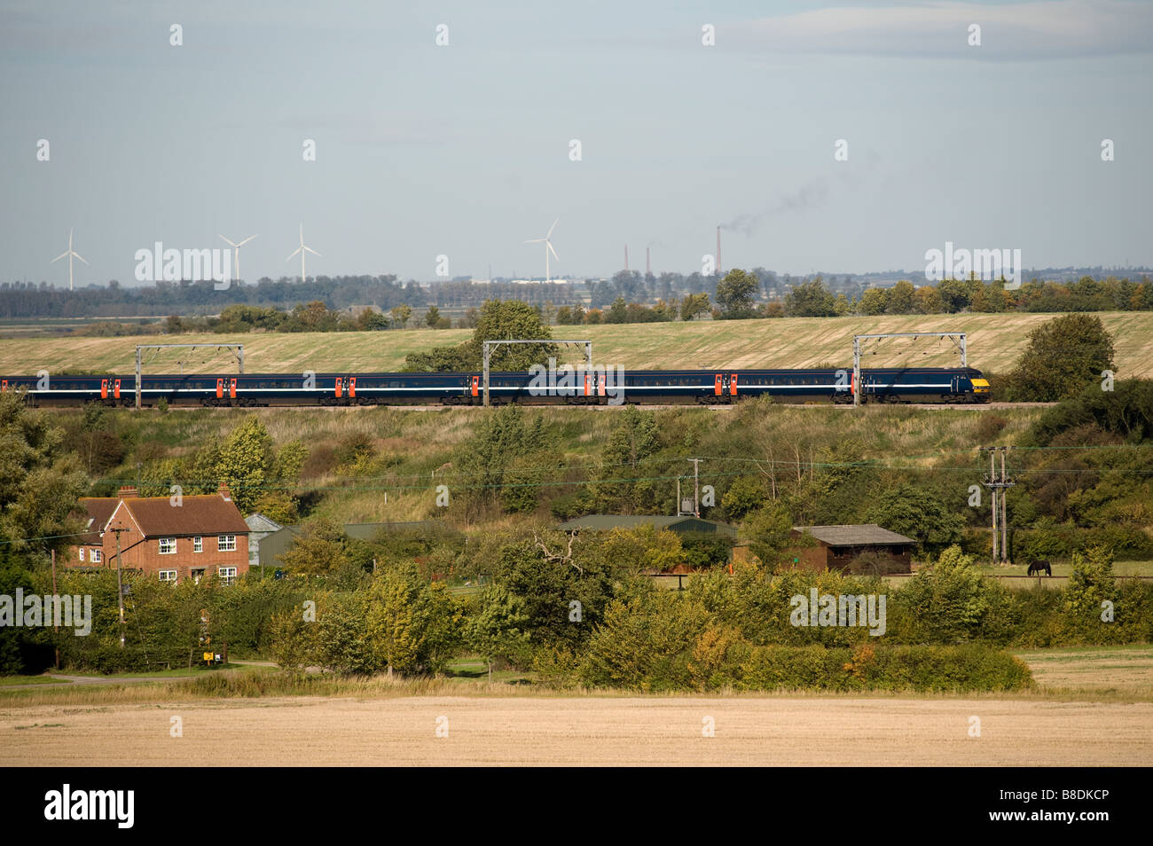 La National Express 225 treno ad alta velocità che viaggiano attraverso la campagna inglese e sulla east coast main line Inghilterra Foto Stock