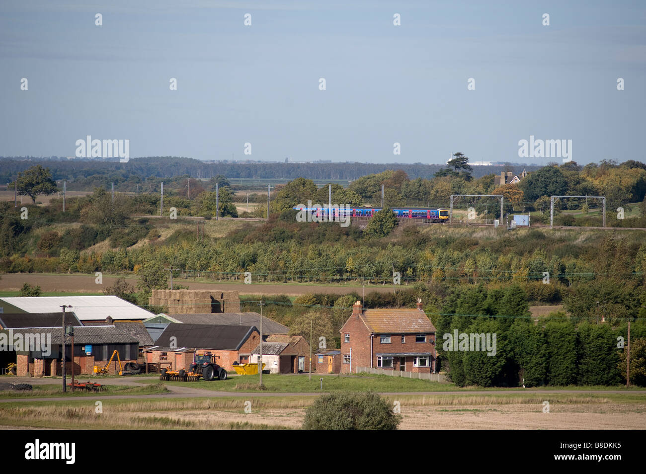 Il capitale di prima classe Connetti 365 treno in viaggio attraverso la campagna inglese e sulla east coast main line railway NEL REGNO UNITO. Foto Stock