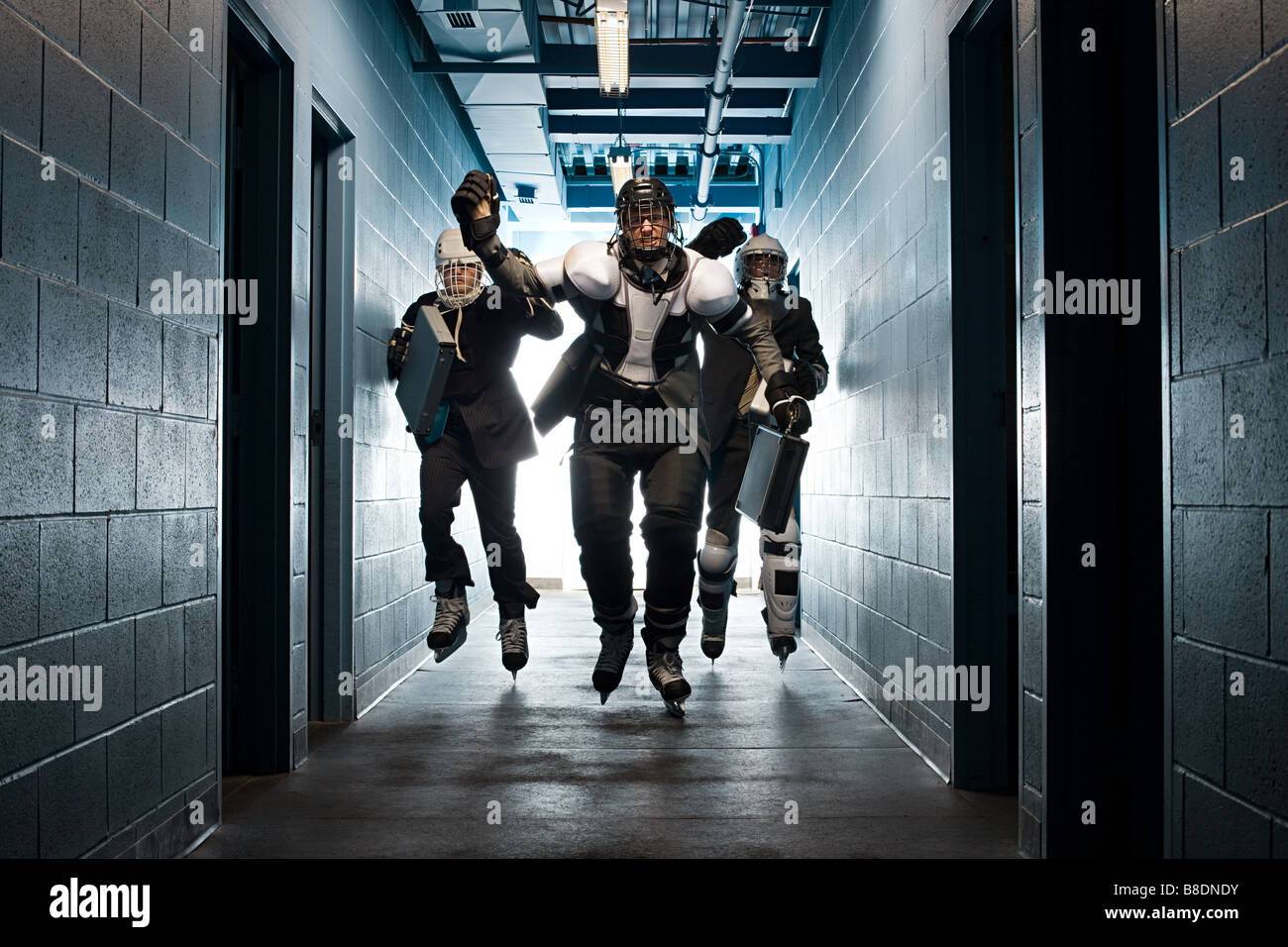 Tre uomini di affari che indossa hockey su ghiaccio uniformi Foto Stock