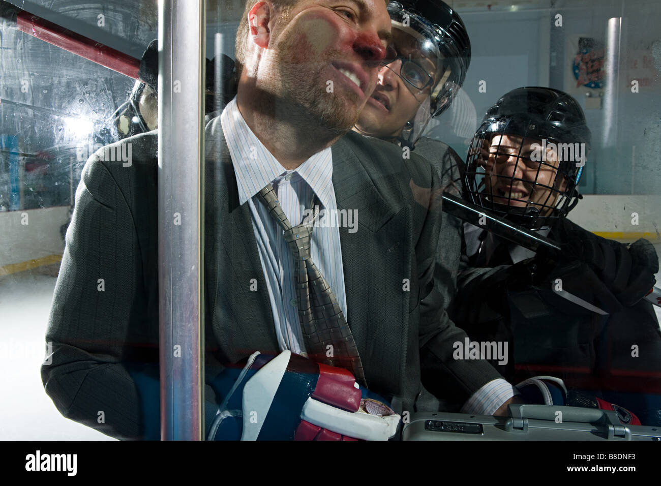 Tre uomini di affari la riproduzione di hockey su ghiaccio Foto Stock