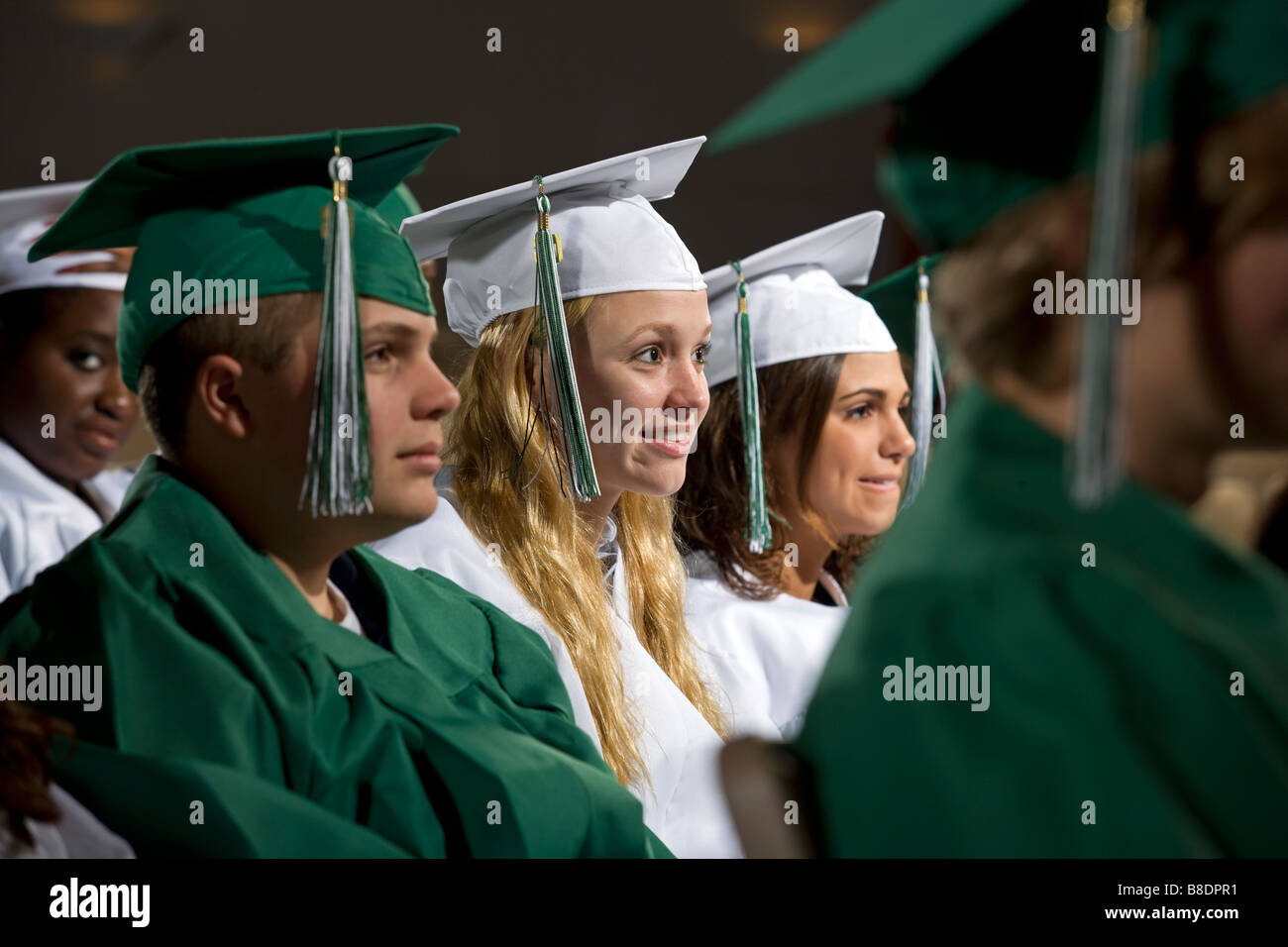 Gli studenti delle scuole superiori in abiti di laurea alla cerimonia di inizio. Foto Stock