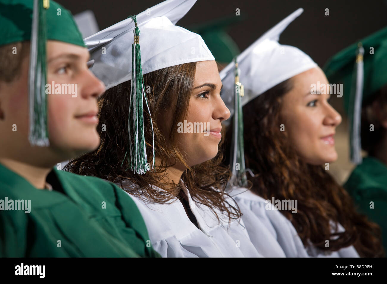 Gli studenti delle scuole superiori in abiti di laurea alla cerimonia di inizio. Foto Stock