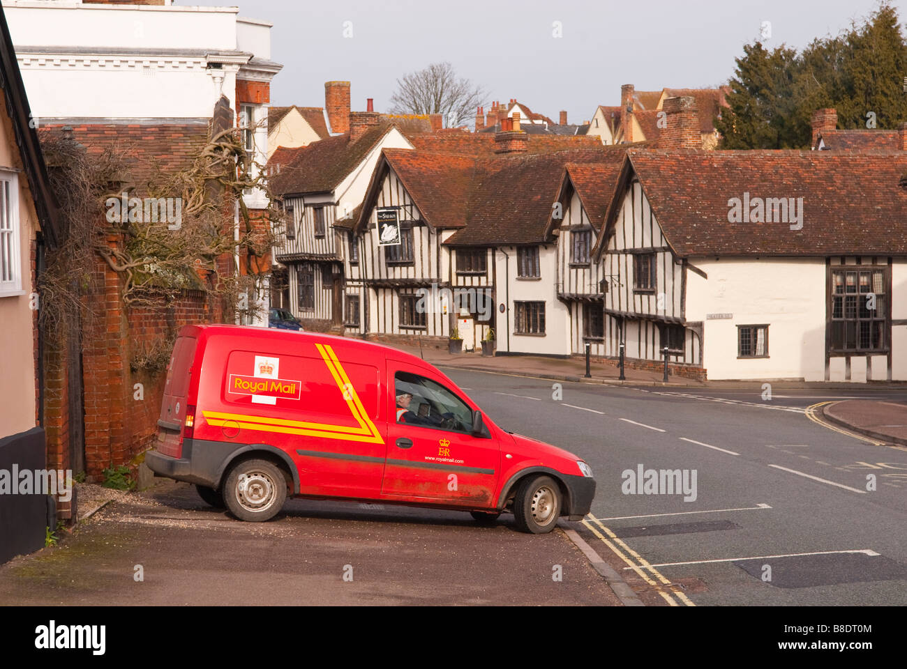 Vista la high street a Lavenham,Suffolk,Uk con un royal mail postvan alla consegna Foto Stock