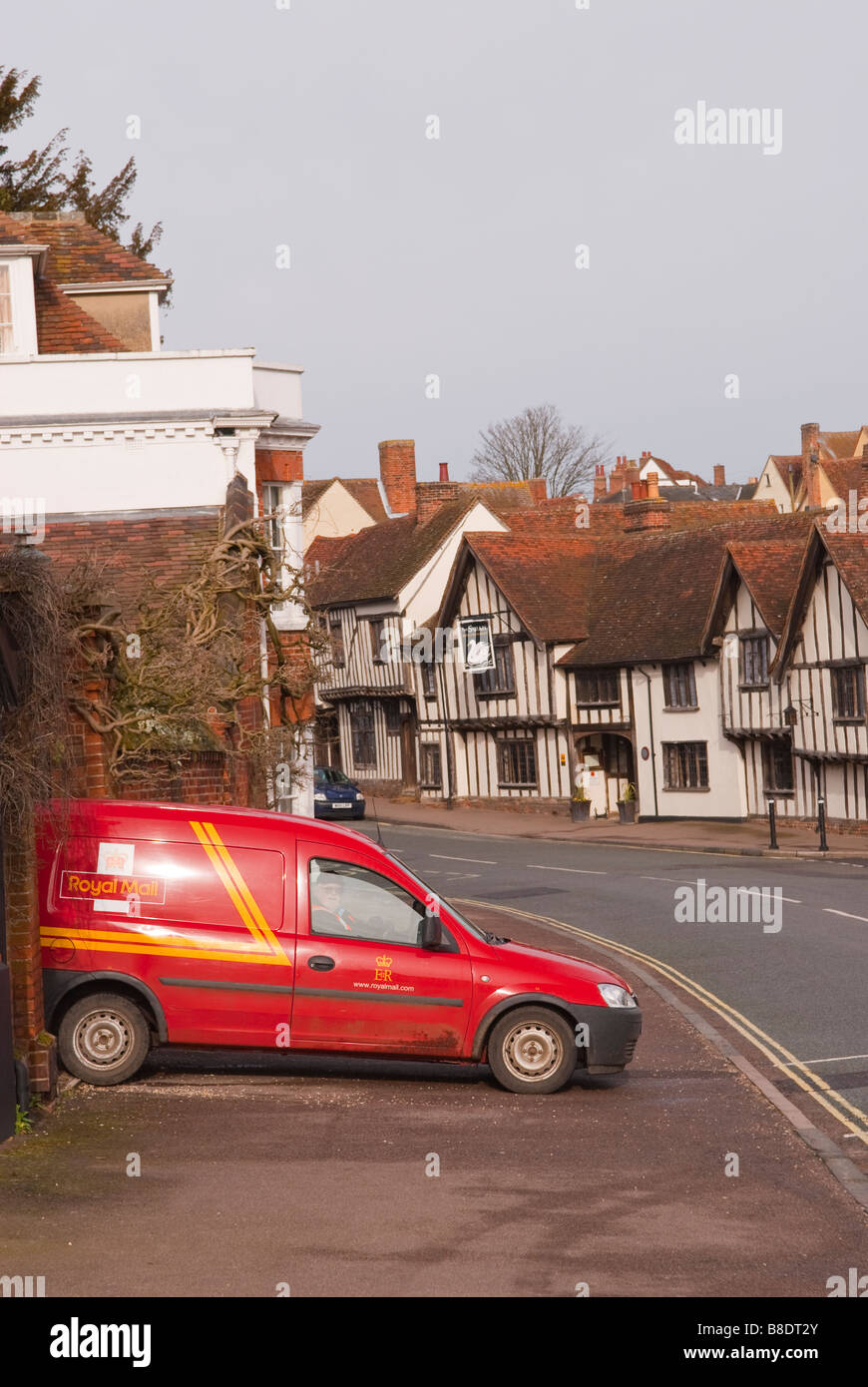 Vista la high street a Lavenham,Suffolk,Uk con un royal mail postvan alla consegna Foto Stock