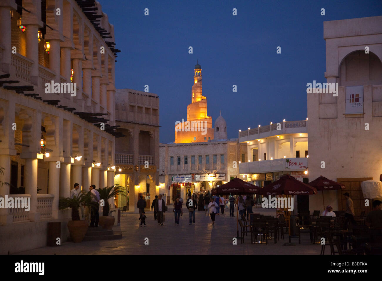 Souq Waqif e Minareto di FANAR il Qatar centro culturale islamico a Doha in Qatar Foto Stock