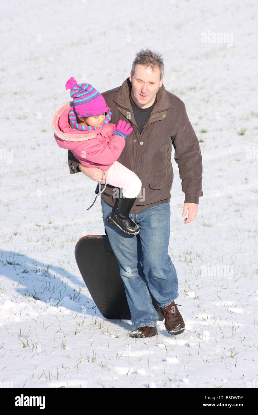 Figlia di padre bianco figlia toddlerl etnica nero razza mista sorridenti divertirsi giocando a snow ice giovani Foto Stock