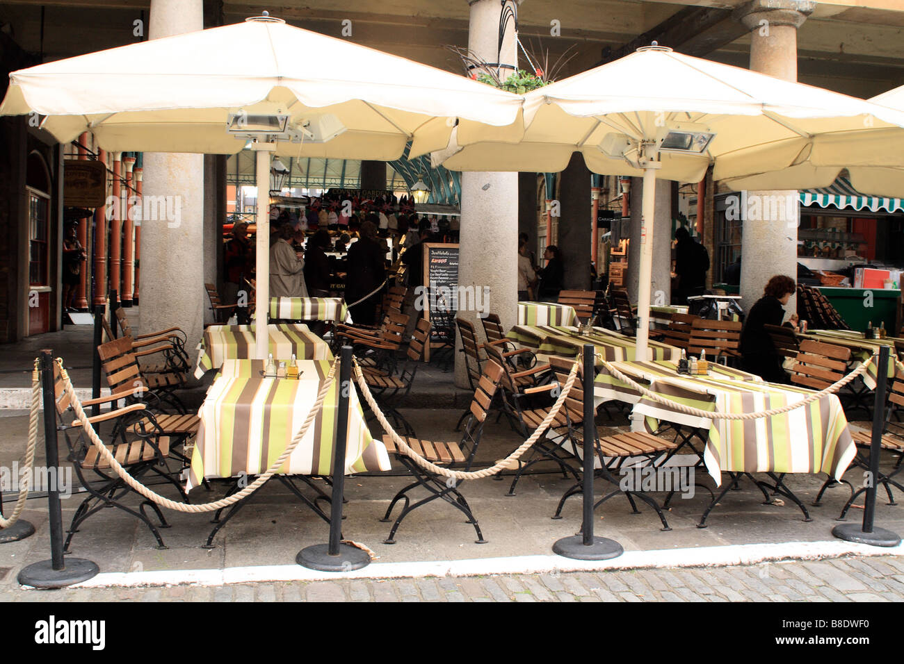 Sul lato della strada cafe a Covent Garden, Londra Foto Stock