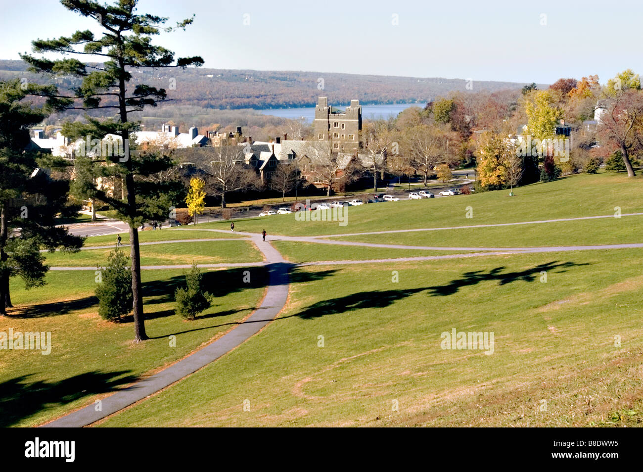 Vista dalla Cornell University pendenza sulle colline in edifici storici e Cayuga Lake, Ithaca, New York, Stati Uniti d'America Foto Stock