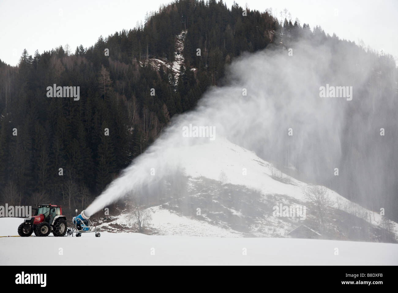 Rauris Austria Europa gennaio innevamento artificiale gettando pennacchio di neve artificiale sulla pista di sci alpino resort Foto Stock