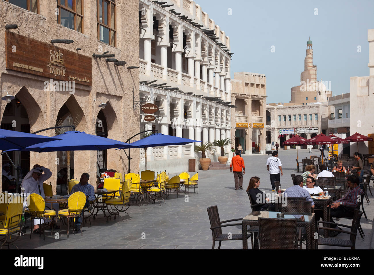 Souq Waqif e Minareto di FANAR il Qatar centro culturale islamico a Doha in Qatar Foto Stock