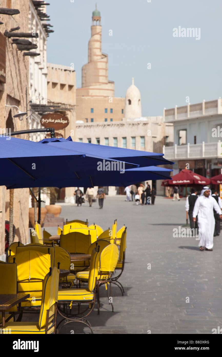 Souq Waqif e Minareto di FANAR il Qatar centro culturale islamico a Doha in Qatar Foto Stock