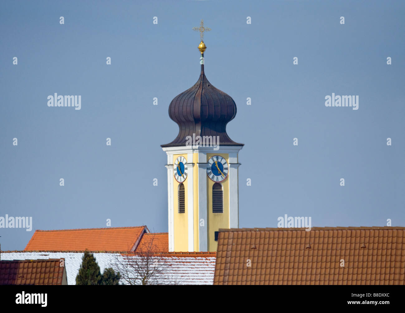 Cupola a cipolla chiesa parrocchiale HARTING periferia suburbana Regensburg steeple bavarese torre della chiesa tipica tipicamente bavarese Baviera Foto Stock