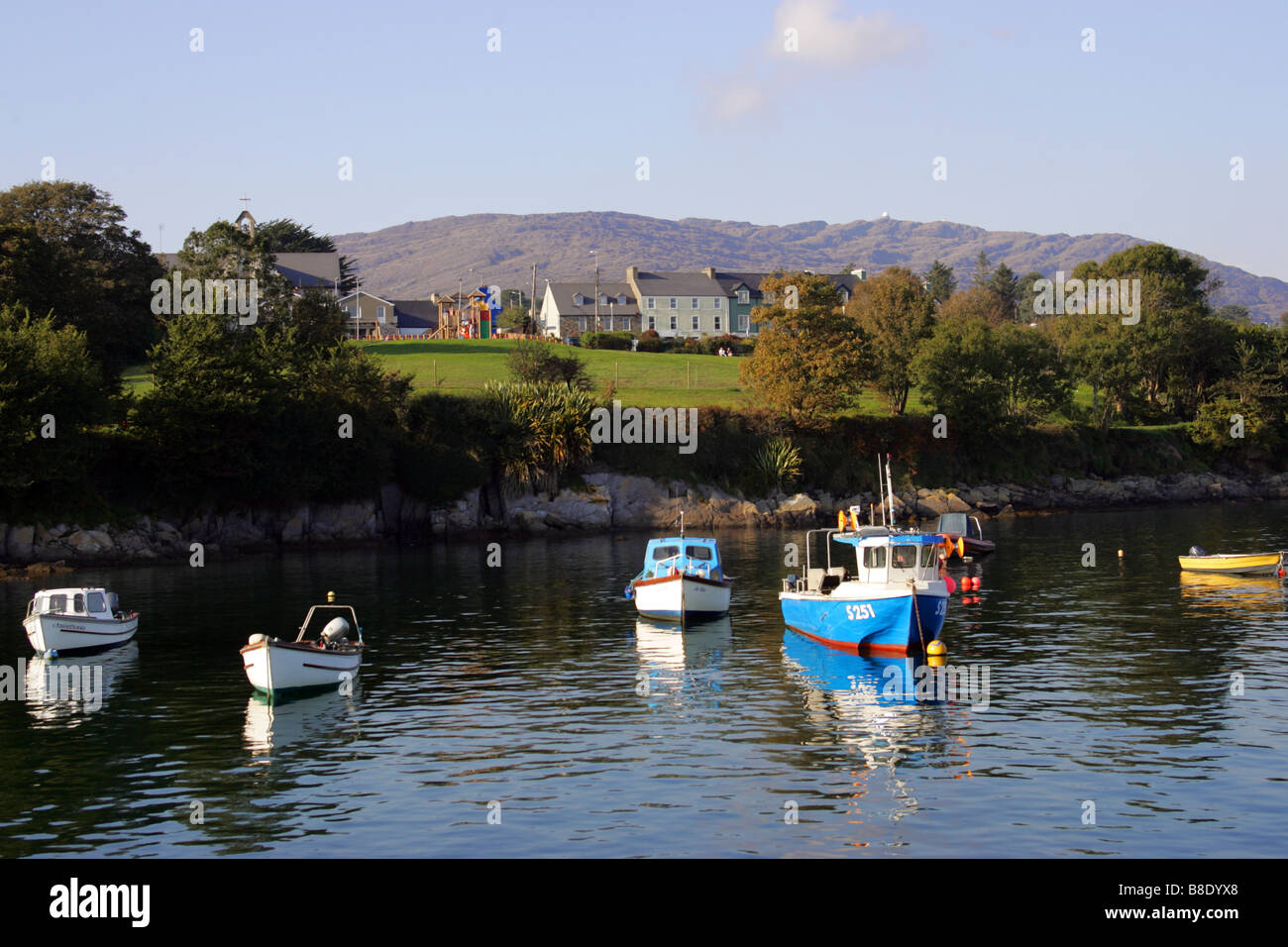 Irlanda Cork Schull imbarcazioni del porto porto marina portcrusing gonfiabile vela viaggio destinazione turistica Foto Stock