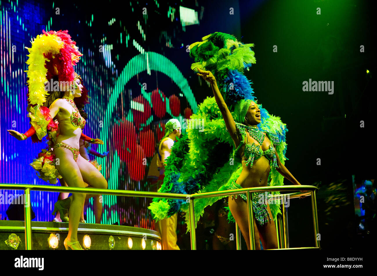 Ballerini in Rio costumi di carnevale Coco Bongo night club Playa del Carmen e Cancun Messico Foto Stock