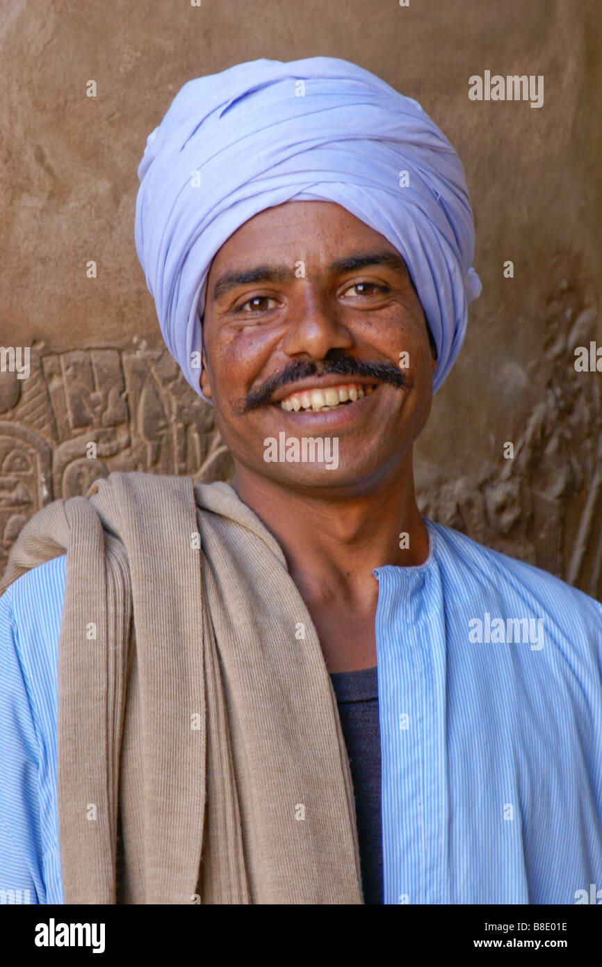 Uomo in abito tradizionale, Esna, Egitto Foto Stock