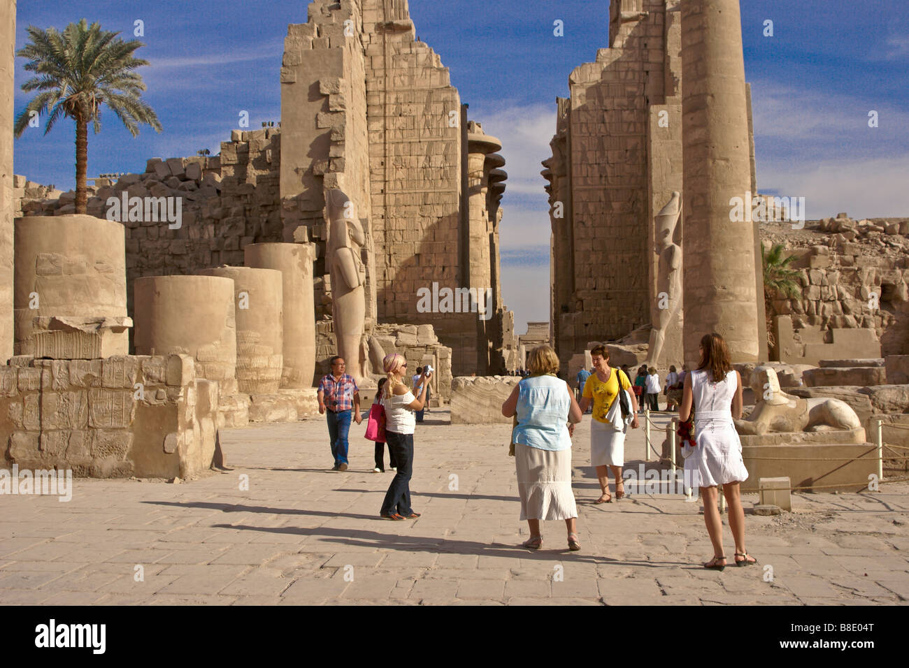I turisti al Tempio di Karnak Luxor Egitto Foto Stock