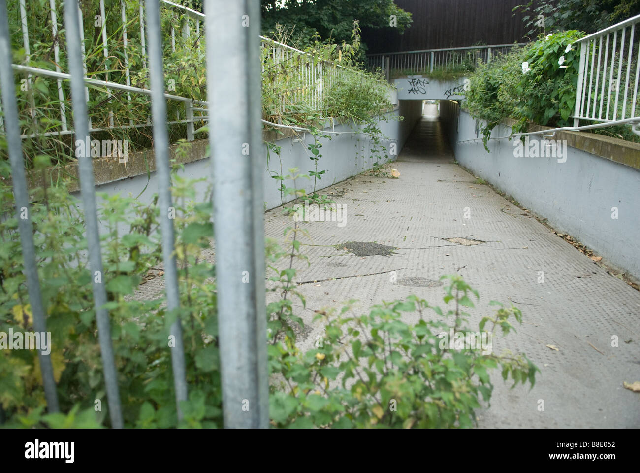 Sottopasso della metropolitana, ricoperta paesaggio urbano Foto Stock