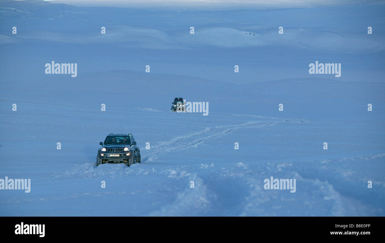 Jeep, off road nella neve, Highlands Centrali, Islanda Foto Stock