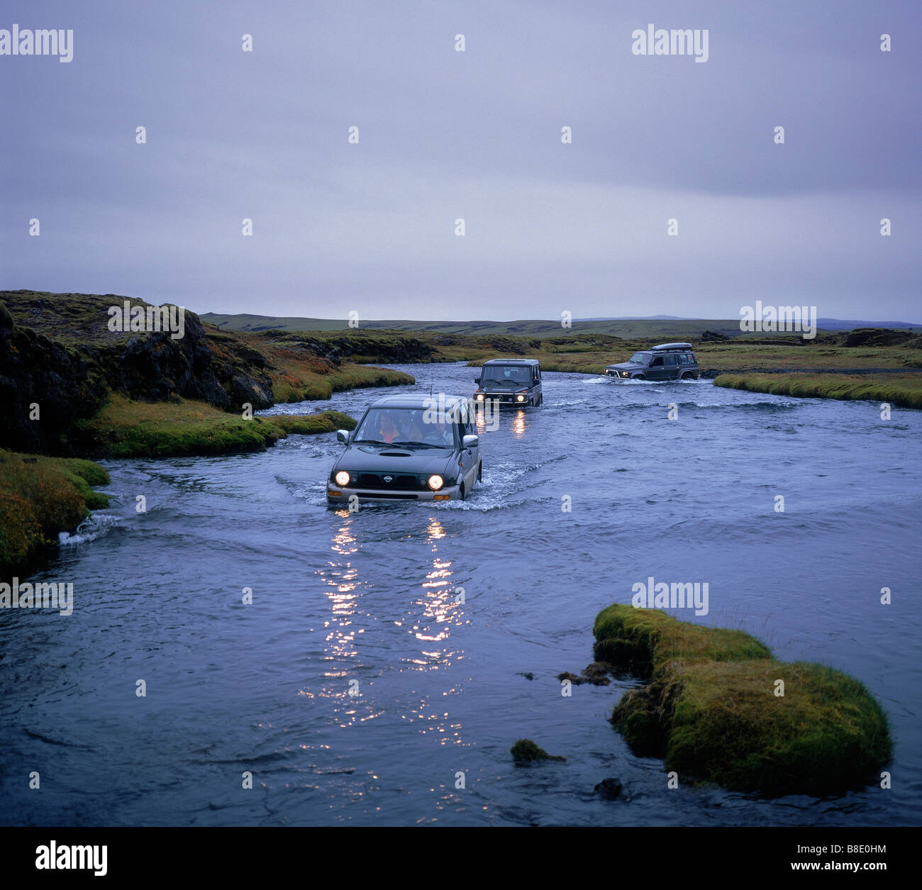 Jeep Varcando il fiume, Highlands Centrali, Islanda Foto Stock