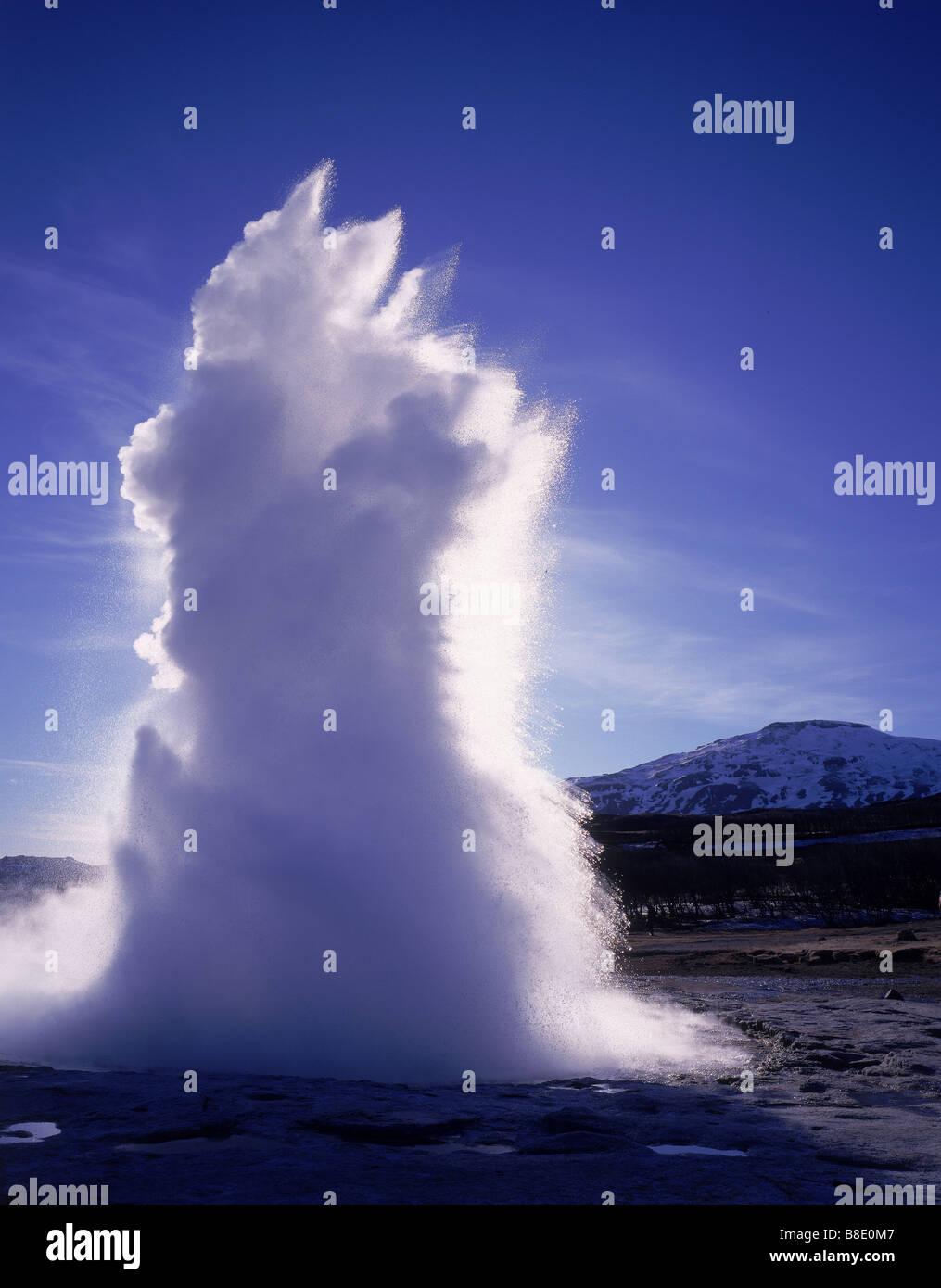 Strokkur Geyser che erutta, Islanda Foto Stock