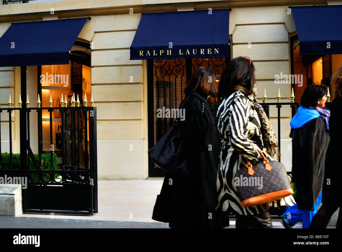 Parigi, Francia, Shopping di lusso, Street Scene, Boutique 'Ralph Lauren'  Store fronts Women Shopping, Walking, Avenue Montaigne, Prestige consumer  Foto stock - Alamy