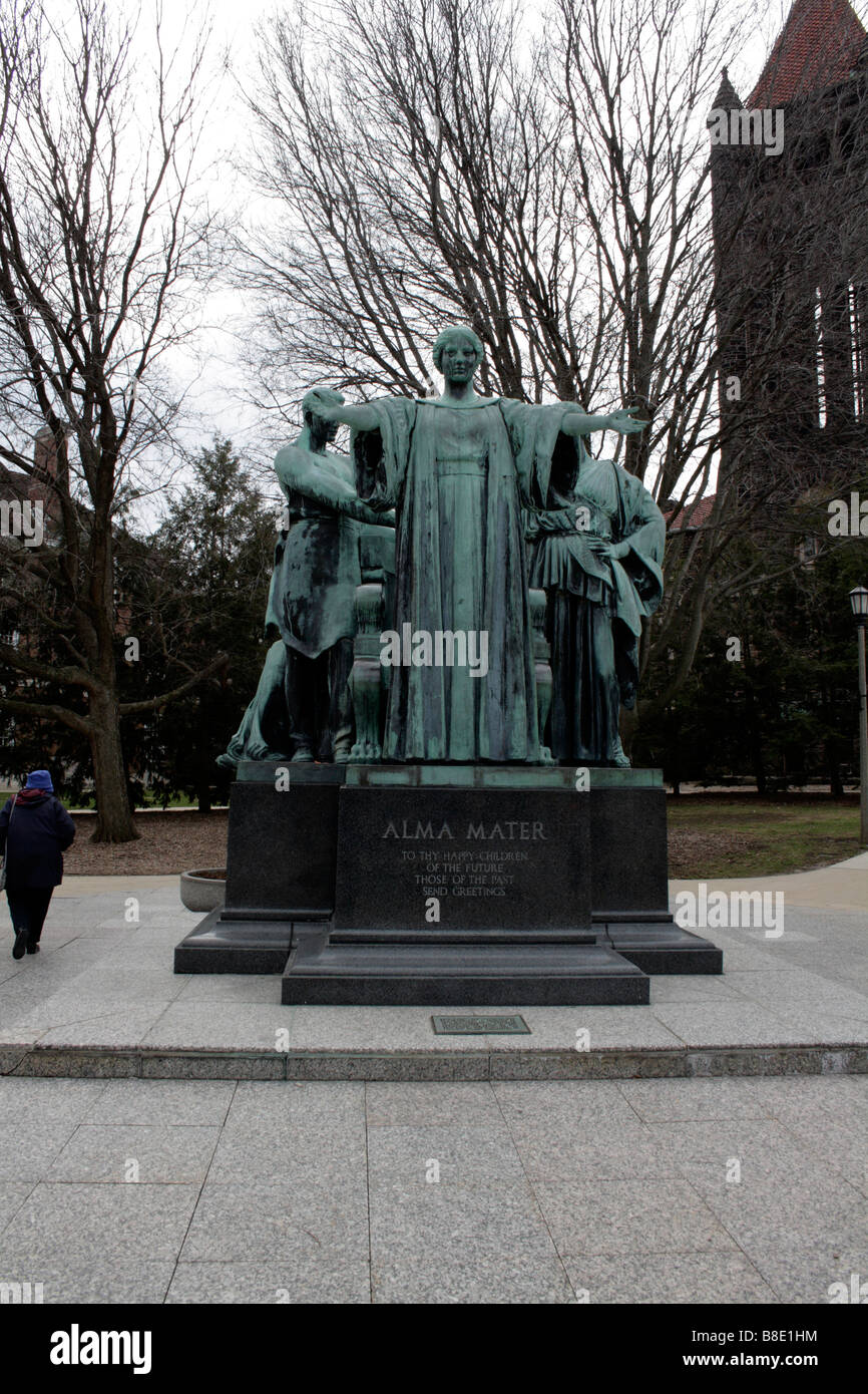 Alma Mater, vista frontale, da Lorado Taft, scultura in bronzo che rappresenta la laurea e il raggiungimento della maturità la maturità e la borsa di studio Foto Stock