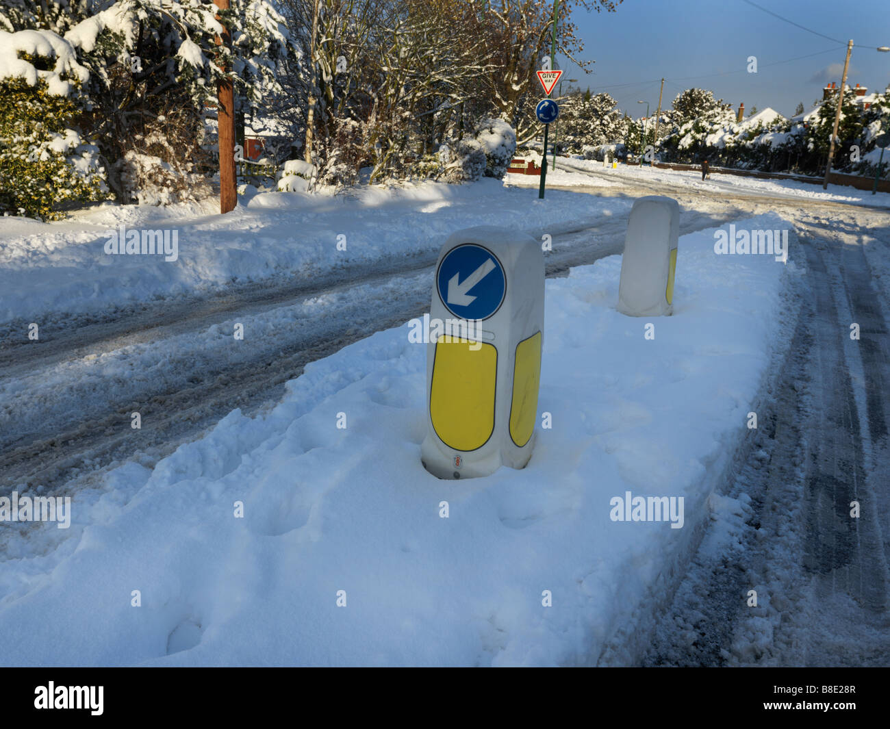 Strada nella neve Surrey in Inghilterra Foto Stock