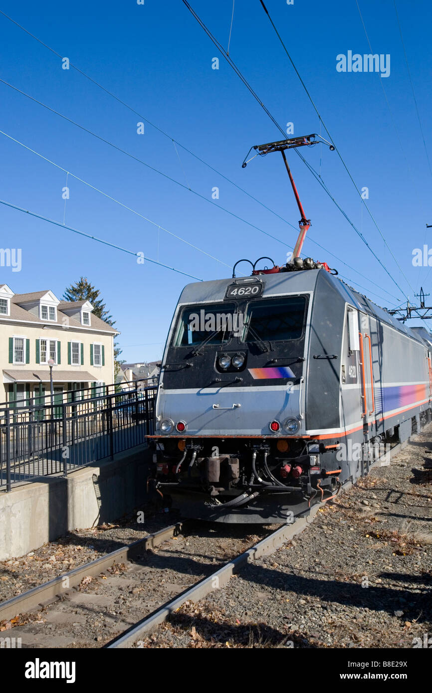Un treno di passeggeri e automobili per passeggeri in transito. Foto Stock