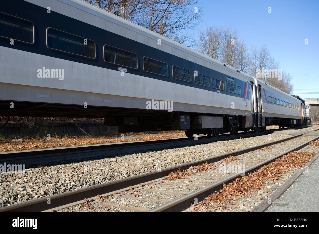 Un treno di passeggeri e automobili per passeggeri in transito. Foto Stock