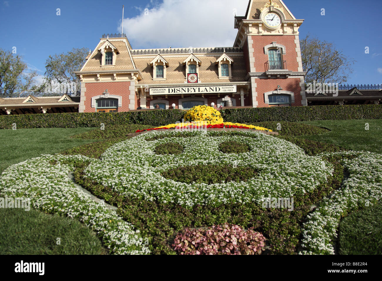Stazione ferroviaria all'entrata del parco a tema Disneyland Foto Stock