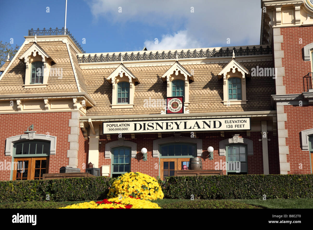 Stazione ferroviaria all'entrata del parco a tema Disneyland Foto Stock