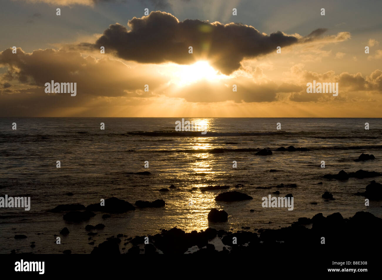 Sun Rays da dietro il tramonto sull'oceano Storm Cloud pacific Foto Stock