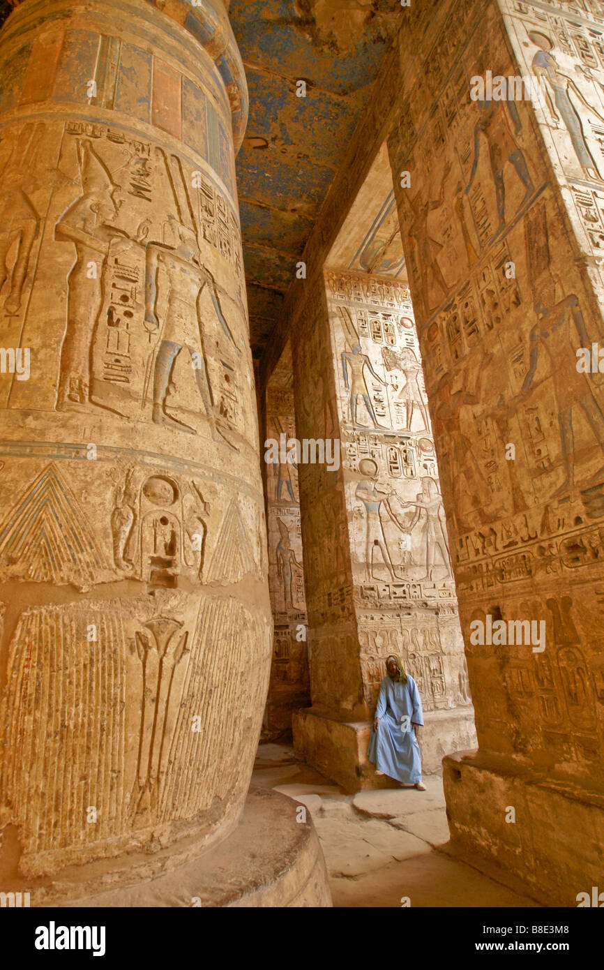 Colonnato al Medinat Habu, West Bank, Luxor, Egitto Foto Stock