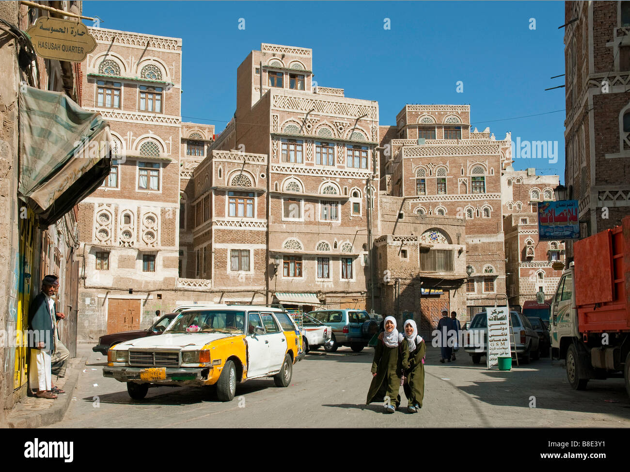 Sanaa città yemen strada urbana scena persone taxi Foto Stock
