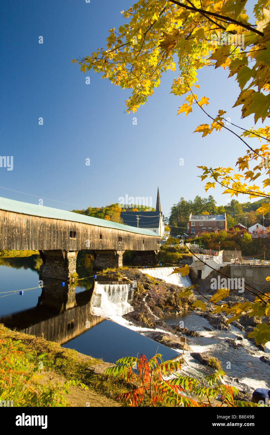 Il ponte coperto con cascate e caduta delle foglie colore nella vasca da bagno del New Hampshire USA Foto Stock
