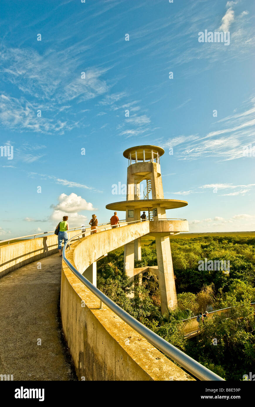 Parco nazionale delle Everglades della Florida Valle di squalo torre di osservazione che mostra il loop a spirale si affacciano alla piattaforma Foto Stock