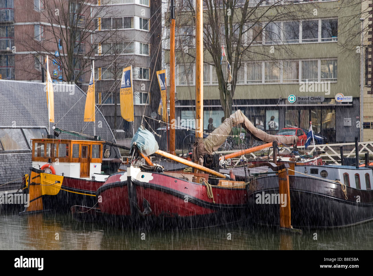 Tradizionali imbarcazioni olandesi in Haringvliet Oude Haven Rotterdam Zuid Holland Olanda Foto Stock