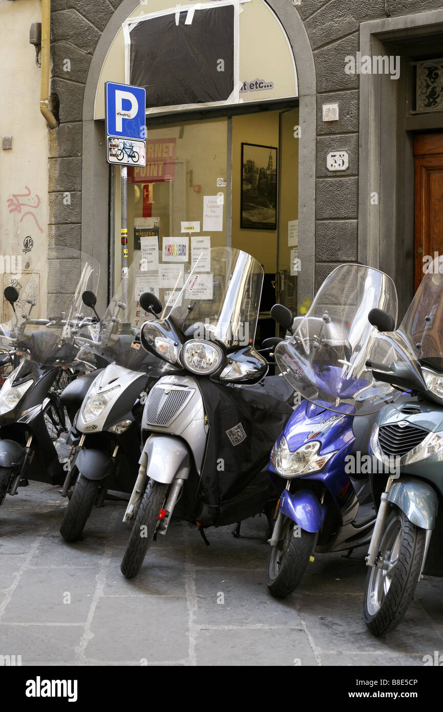 Scooter parcheggio, Firenze, Toscana, Italia Foto Stock