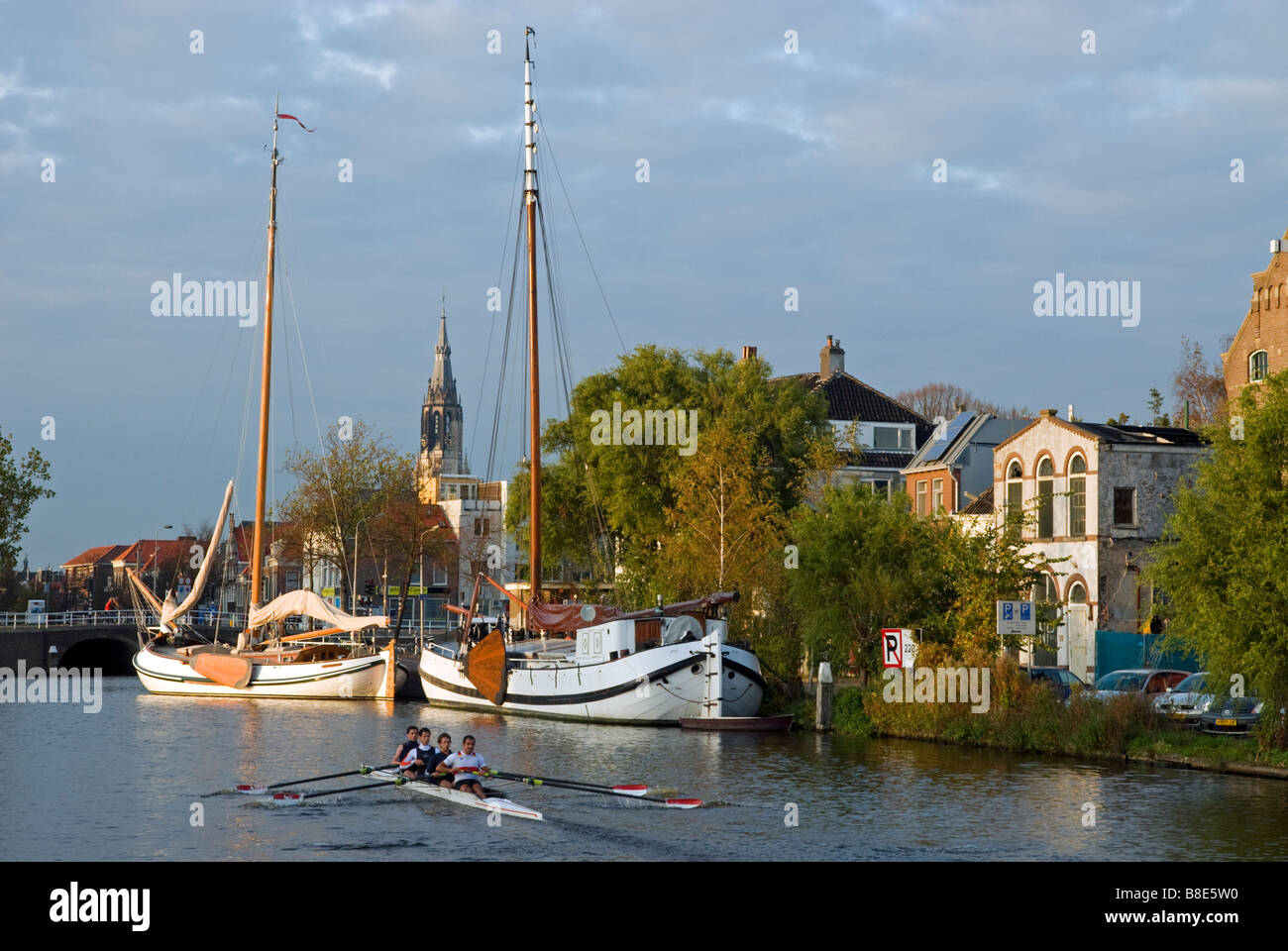 Tradizionali imbarcazioni olandesi in De Kolk e Nieuwe Kerk Delft Zuid Holland Olanda Foto Stock