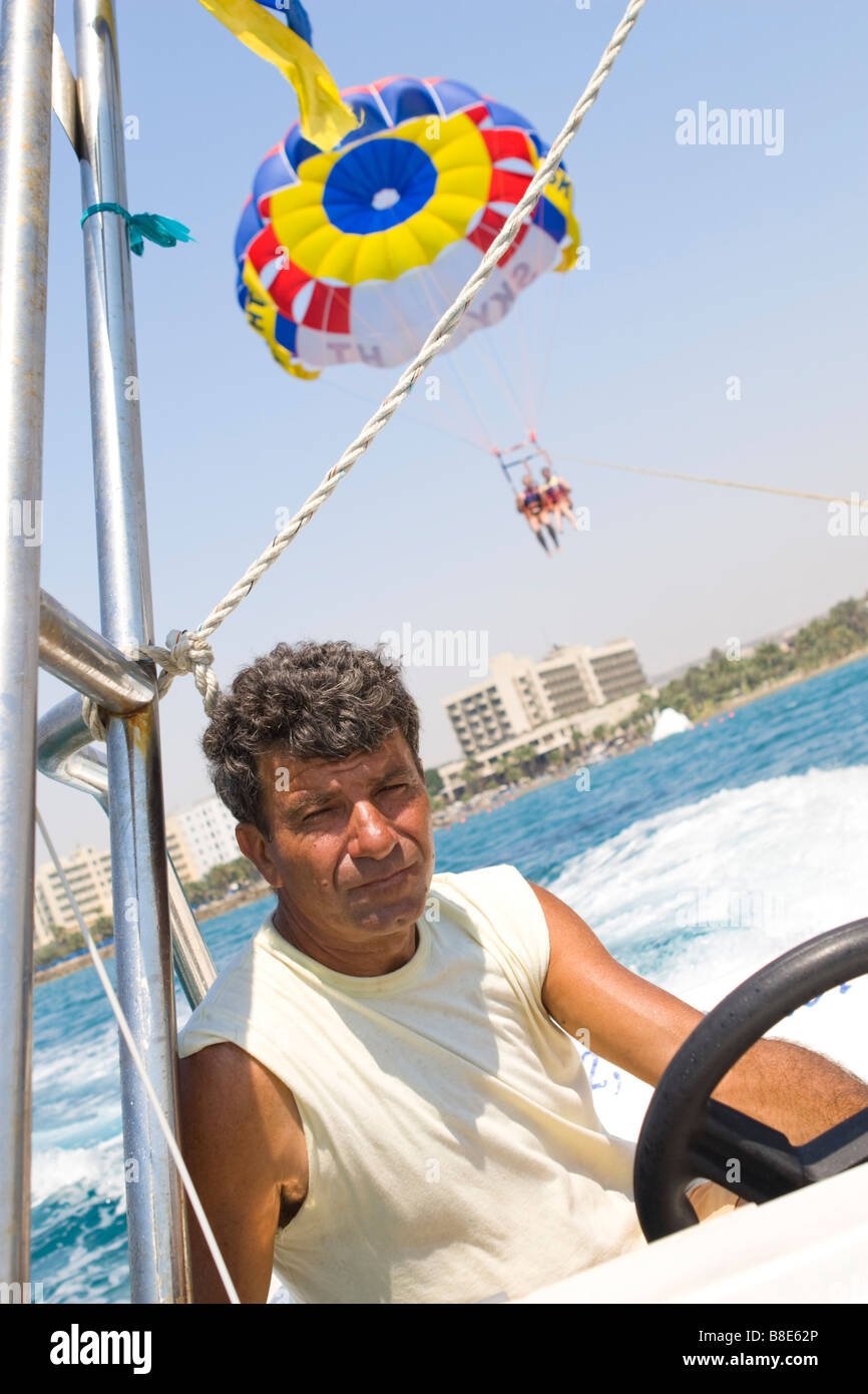 Il capitano del volo planato barca con paracadute su sfondo. Spiaggia di Cipro. Foto Stock