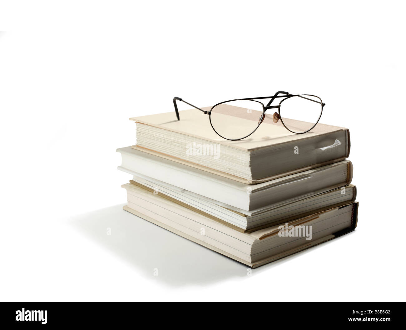 Libri impilati con occhiali Foto Stock