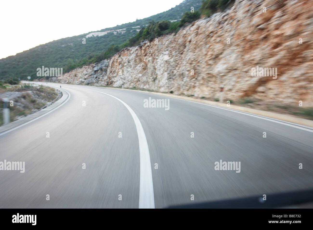 Aprire su strada a velocità in campagna Foto Stock